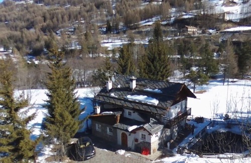 Cesana Torinese Cabin | Wonderful large Chalet surrounded by greenery 10 min from the village. Wifi and comfort.