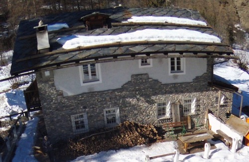 Cesana Torinese Cabin | Wonderful large Chalet surrounded by greenery 10 min from the village. Wifi and comfort.
