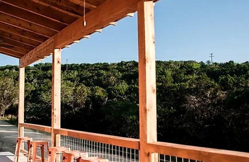 Dripping Springs Cottage | Wonderful Open-Plan Cottage for a Fantastic Family Retreat to Texas Hill Country near Dripping Springs, Texas