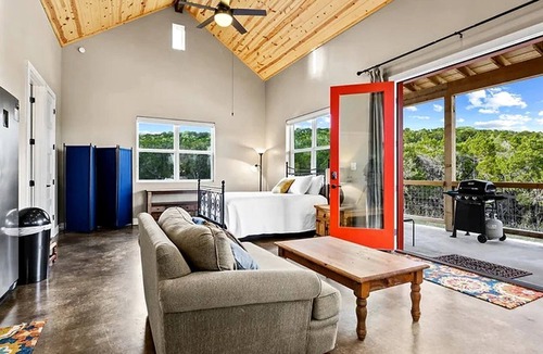 Dripping Springs Cottage | Wonderful Open-Plan Cottage for a Fantastic Family Retreat to Texas Hill Country near Dripping Springs, Texas