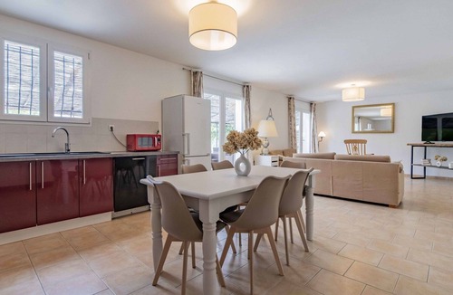 Saint-Didier Villa | Wonderful private villa for 6 guests with private pool, A/C, WIFI, TV and patio