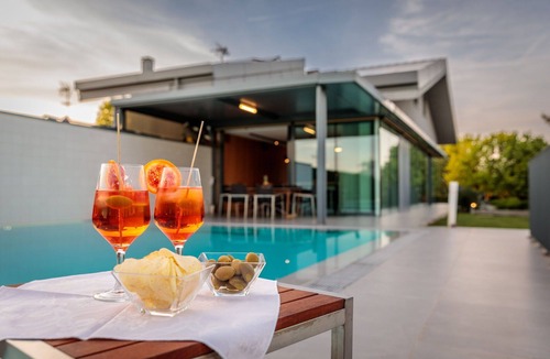 Arzergrande Villa | Wonderful private villa with WIFI, hot tub, private pool, sauna, A/C, TV, patio and pets allowed
