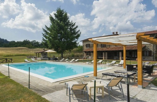 Camporgiano Villa | Wonderful private villa for 16 people with WIFI, private pool, TV, pets allowed and parking
