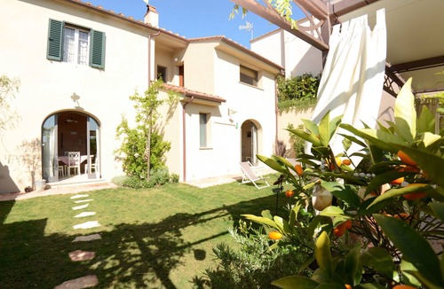 Lari Villa | Wonderful private villa with WIFI, private pool, A/C, TV, veranda, pets allowed and panoramic view