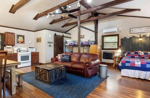 Miami Cabin | Wonderful Rustic Cabin with Barbecue in Miami, Oklahoma