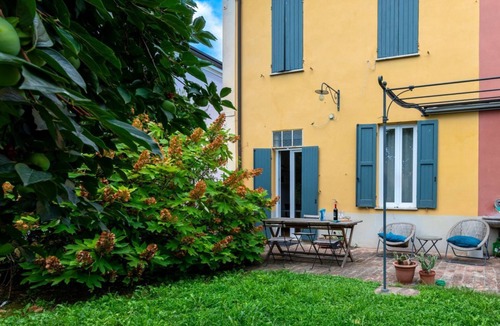 Oltretorrente Apartment | Wonderful villa, divided over two floors, with garden. Independent entrance.Basement with laundry area.It comfortably accommodates 6 guests in 100 m2 of space with three bedrooms and two bathrooms.LIVING AREA: living room with double sofa bed, 32 TV, si