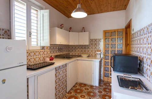 Rosciano House | Wonderful villa for 6 guests with hot tub, A/C, TV, terrace and parking