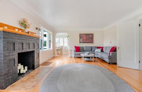 Seattle Metro Area House | Wonderfully Comfortable Light-Filled Seattle Home