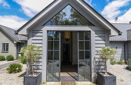 Helford House | WOOD MEADOW, pet friendly, luxury holiday cottage in Helford