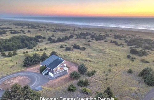 Long Beach House | Wood Stove, HOT TUB, Peaceful, Near town NO PETS ALLOWED (Seahaven)