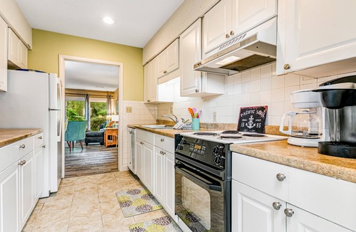 Fernandina Beach Condo | Wooded Sanctuary on Golf Course | Private Lanai | Access to 2 Pools