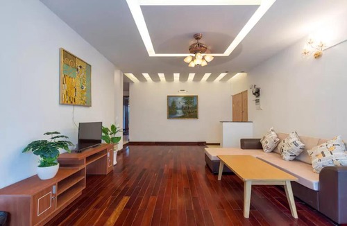 Downtown Ho Chi Minh City Apartment | Wooden Apartment Bui Vien