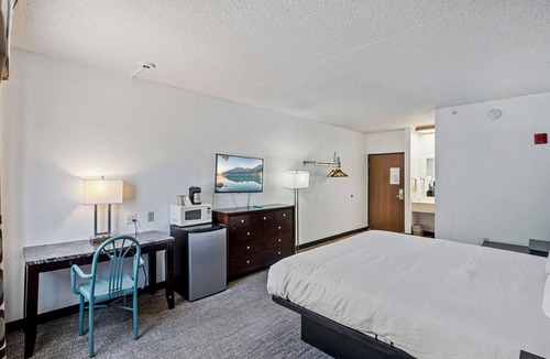 Greenwich Hotel | Woodland Inn & Suites Extended Stay - 1 King Bed Non Smoking