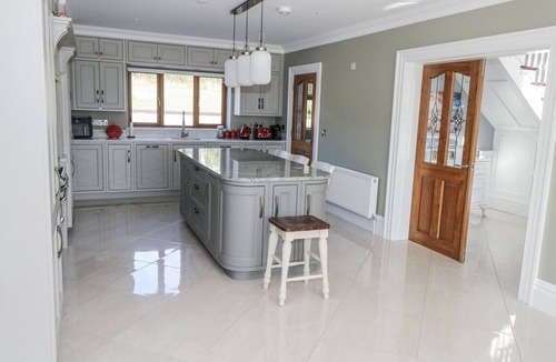 Lough Gowna Cottage | WOODLAWN RETREAT, family friendly, with open fire in Lough Gowna