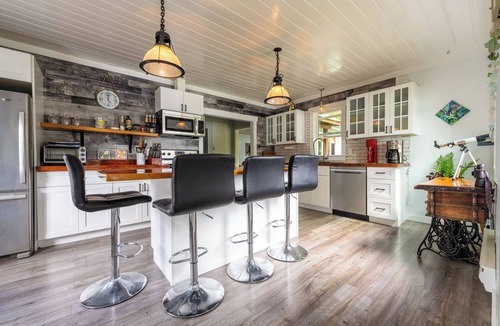 Bamfield Cabin | Woods End Landing