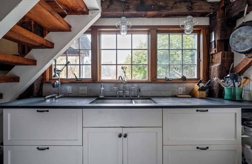 Bearsville Apartment | Woodstock Barn Artist’s Retreat in Bearsville
