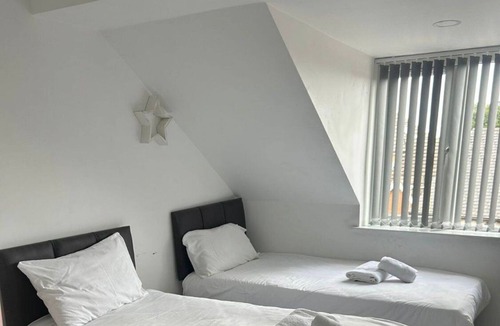 Hucknall Apartment | Woodstock House Flat 9 - Your Hucknall Home: 2BR Apartment
