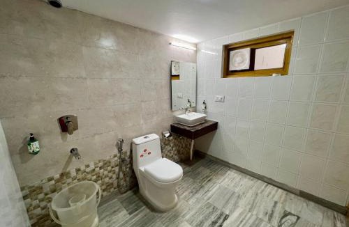 Aleo Hotel | Woodstock Inn Manali 800 Mtrs from Mall Road