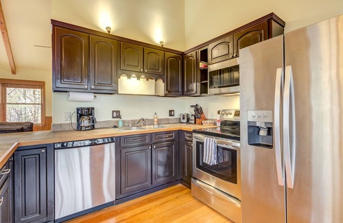 Walnut Mountain House | Woodsy retreat w/firepit, tennis, & basketball court access