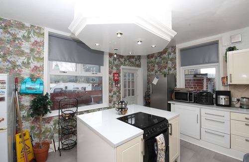 Leeds Bed & Breakfast | Woodville Lodge Leeds Free Parking Direct Bus to City Centre