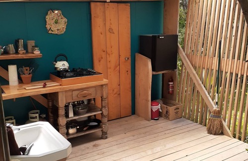 Tata Beach Cabin | Woody Mamaku Retreat . Eco stay close to sea and nature.