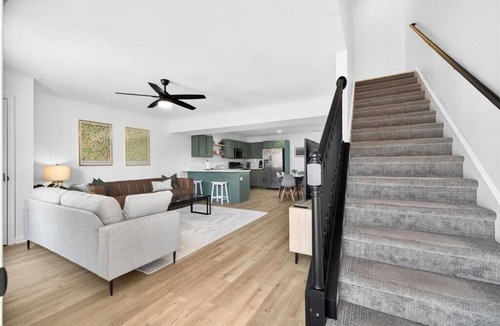 Bloomington House | Woolery Haven- stylish & super convenient sleeps6!