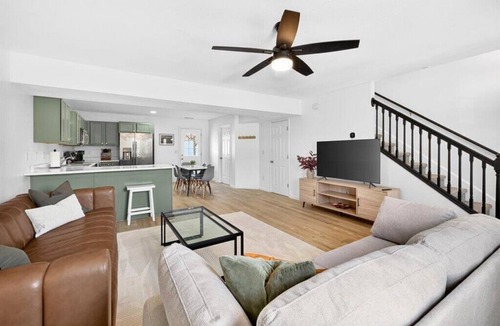 Bloomington House | Woolery Haven- stylish & super convenient sleeps6!