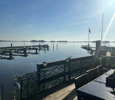 Oud-Loosdrecht Boat Rental | woonboot de dobber loosdrechtse plassen 4-8 personen