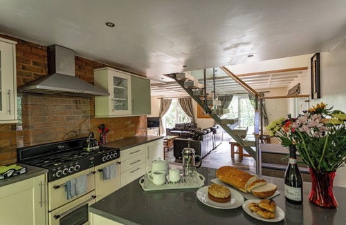 Farley Cabin | Wootton; woodland lodge for 8 with hot tub, log burner, BBQ, near Alton Towers.