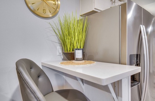 Hilltop Condo | Work & Explore Downtown Tacoma! Convenient Condo