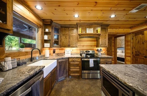 Hochatown Cabin | Work From Cabin Family Fun New Pool Pickleball Putt Putt Pets EV Charger