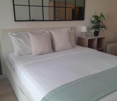 Palm Jumeirah Apartment | Work from Palm I Weekly Deal I Fast WiFi 319