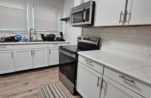 Meridian-Kessler Apartment | Work + Play + Kick back + Fam + Friends + Pets = Vibes are self made!