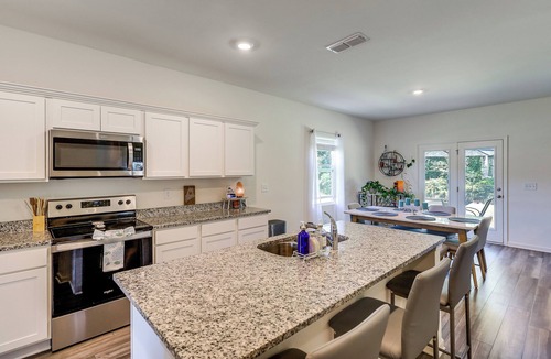 Hoschton House | Work & Play! Peaceful Extended Stay in Hoschton