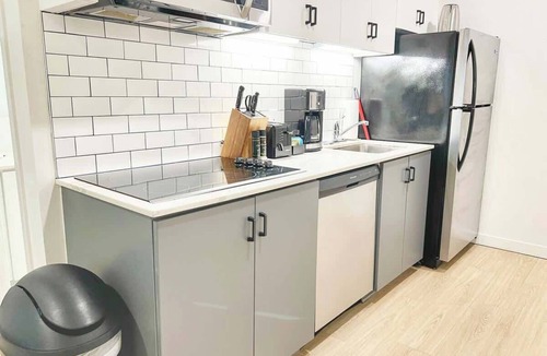 East Village Apartment | Work-Ready Downtown Apt | King Bed & Full Kitchen