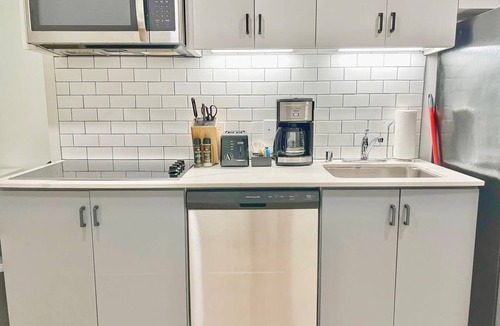East Village Apartment | Work-Ready Downtown Apt | King Bed & Full Kitchen