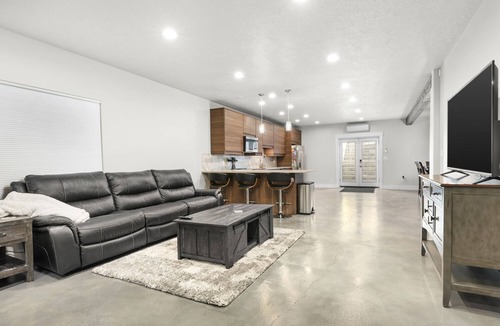 Draper House | Work remotely. Blazing fast WiFi, stocked kitchen, laundry. Great location.