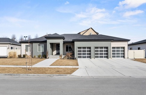 Draper House | Work remotely. Blazing fast WiFi, stocked kitchen, laundry. Great location.