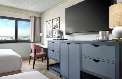 Los Angeles Hotel | Work Trip Ready! Executive LAX Room w/2 Queen Beds! Shuttle, Gym, Pool!