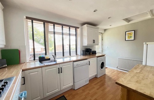 Crawley Apartment | Work trips, WiFi, Parking, by Train Station