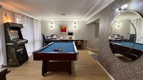Marsfield House | Work & Unwind - King Bed - 500MB WiFi - Game & Spa - Cinema - Heated toilet seat - Business Personal Event