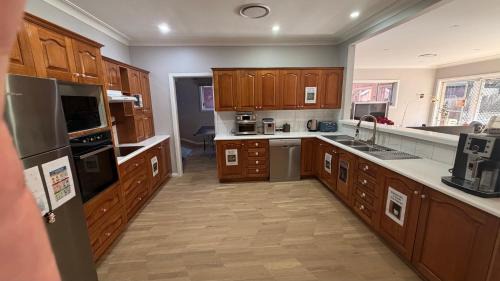 Marsfield House | Work & Unwind - King Bed - 500MB WiFi - Game & Spa - Cinema - Heated toilet seat - Business Personal Event