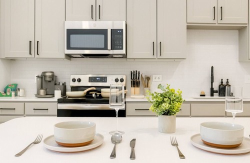 Sherman Apartment | WorkerFriendly,Wash/Dry,WiFi, Pool,A+Location,Gym