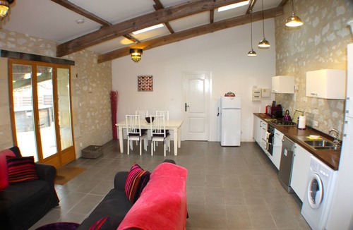 Saussignac House | Workshop Conversion - within a vineyard, views, pool, wifi, bikes & games-room