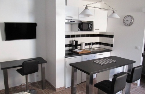 Maisons-Laffitte Apartment | WORKSHOP, independent studio on private courtyard PARIS center 20 minutes by RER A