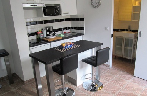 Maisons-Laffitte Apartment | WORKSHOP, independent studio on private courtyard PARIS center 20 minutes by RER A