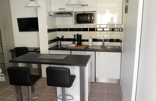 Maisons-Laffitte Apartment | WORKSHOP, independent studio on private courtyard PARIS center 20 minutes by RER A