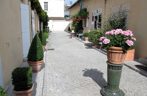 Maisons-Laffitte Apartment | WORKSHOP, independent studio on private courtyard PARIS center 20 minutes by RER A