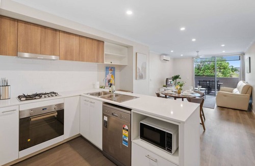 Coopers Plains Apartment | Workspace | Walk to Train & Shops | Free Carpark