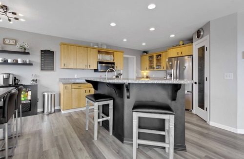 Edgewood House | World Cup Basecamp w/Luxe Mtn Views in Edgewood. Close to transit. Sleeps 6-9.